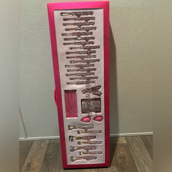Other - 28 piece make up brush set brand new